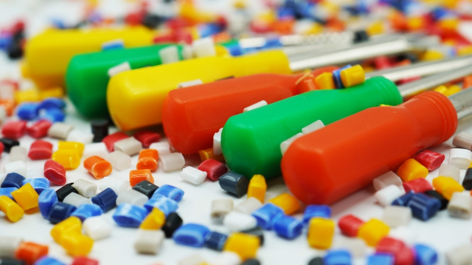 Nhựa kỹ thuật &amp; Nhựa truyền thống, lựa chọn nào cho doanh nghiệp?