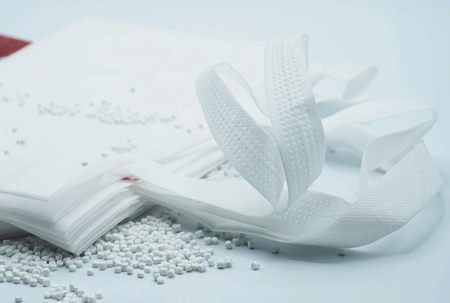 Producing non-woven fabrics with PP filler masterbatch