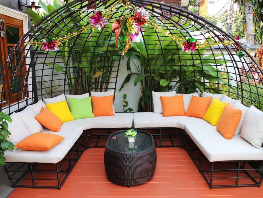 Exploring applications of plastic covers for outdoor furniture