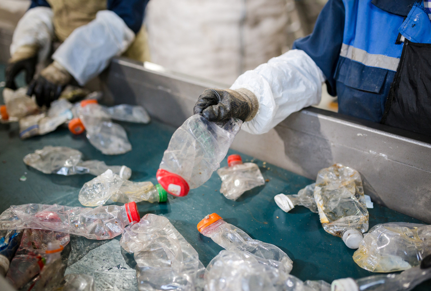 Recycling PET plastic requires full compliance with production conditions and understanding of product characteristics to always maintain raw material quality.