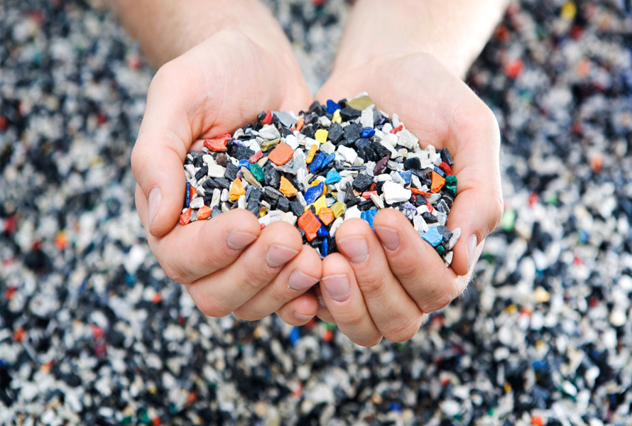 Nhựa tái sinh HDPE được tái chế từ thùng nhựa, ống dẫn, thoát nước, ống chứa cáp quang, chai nhựa các loại cũng như các đồ gia dụng nhựa,...