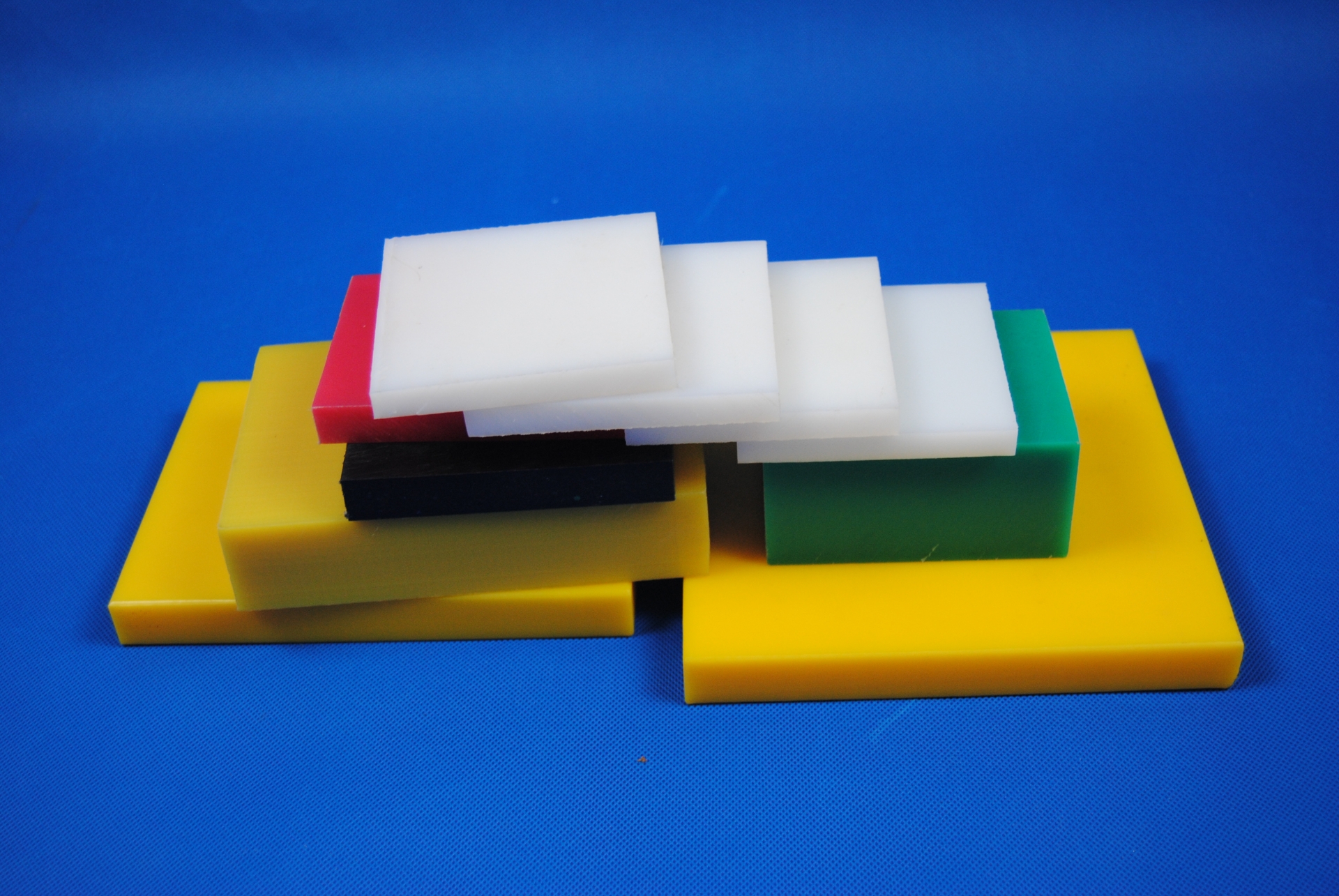 UHMWPE exhibits a high melting point, approximately 130-136°C (266-277°F) UHMWPE exhibits a high melting point, approximately 130-136°C (266-277°F)