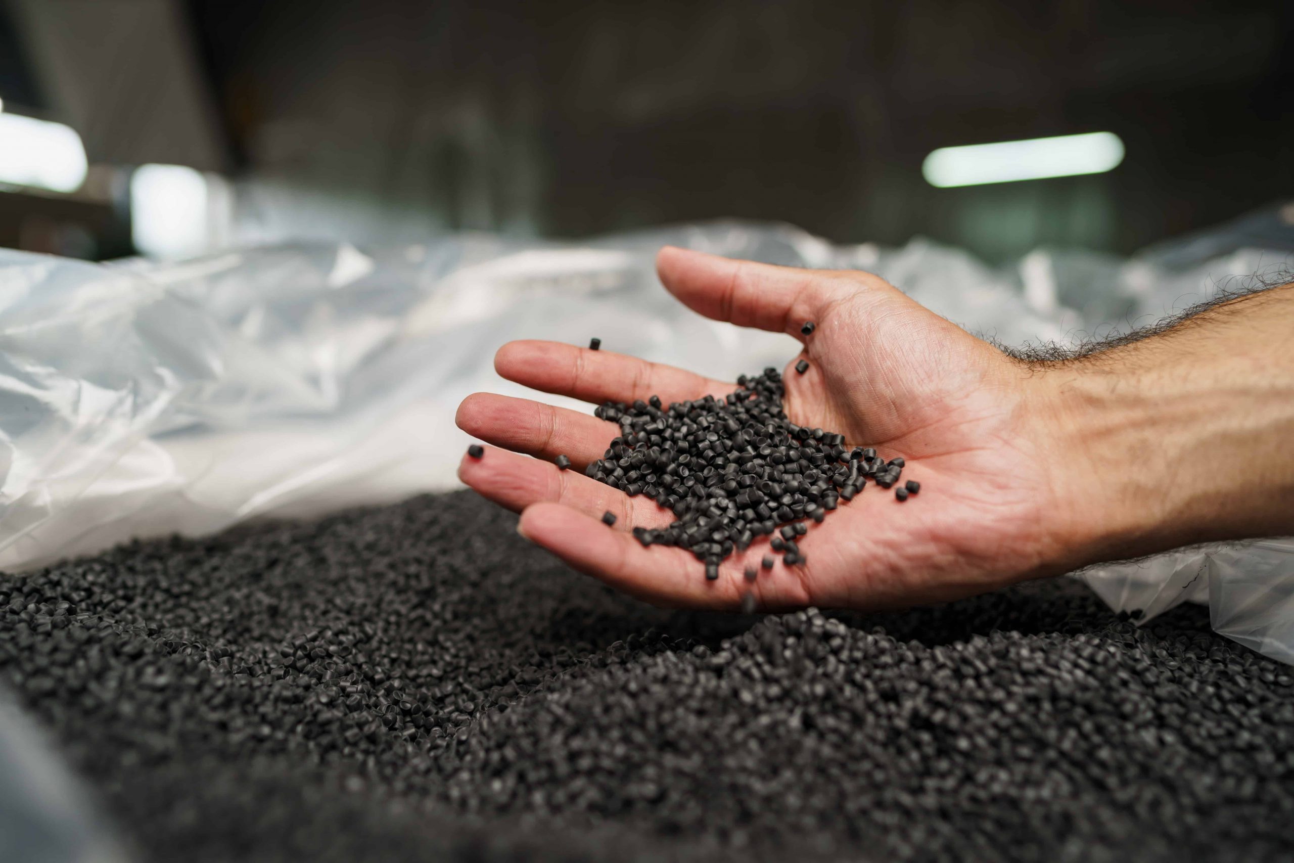 Black PE đơn giản là PE được trộn với chất tạo màu đen—thường là carbon black. Black PE đơn giản là PE được trộn với chất tạo màu đen—thường là carbon black.