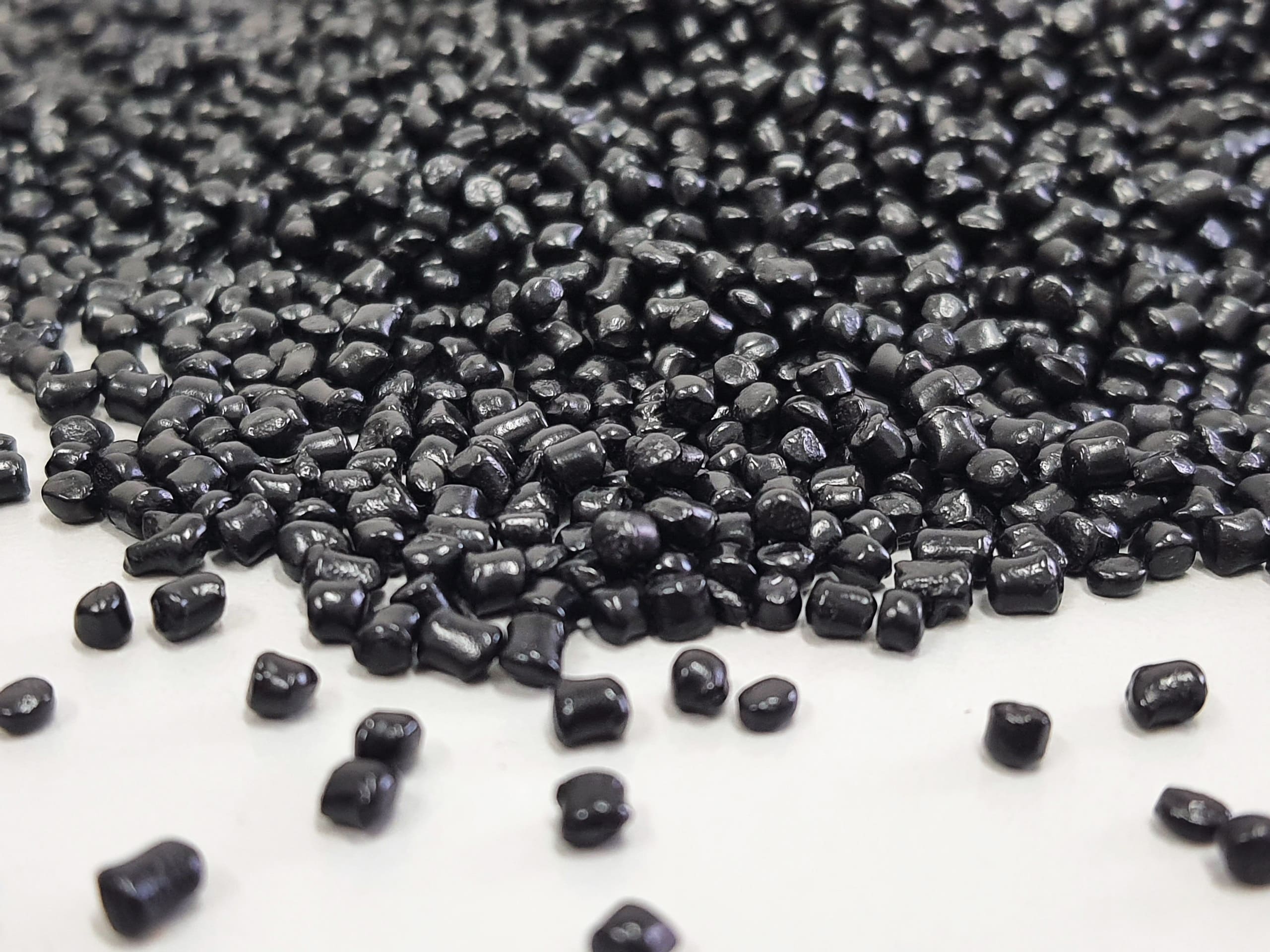 Black masterbatch is a concentrated blend of carbon black (or alternative black pigments), carrier resin, and additives.