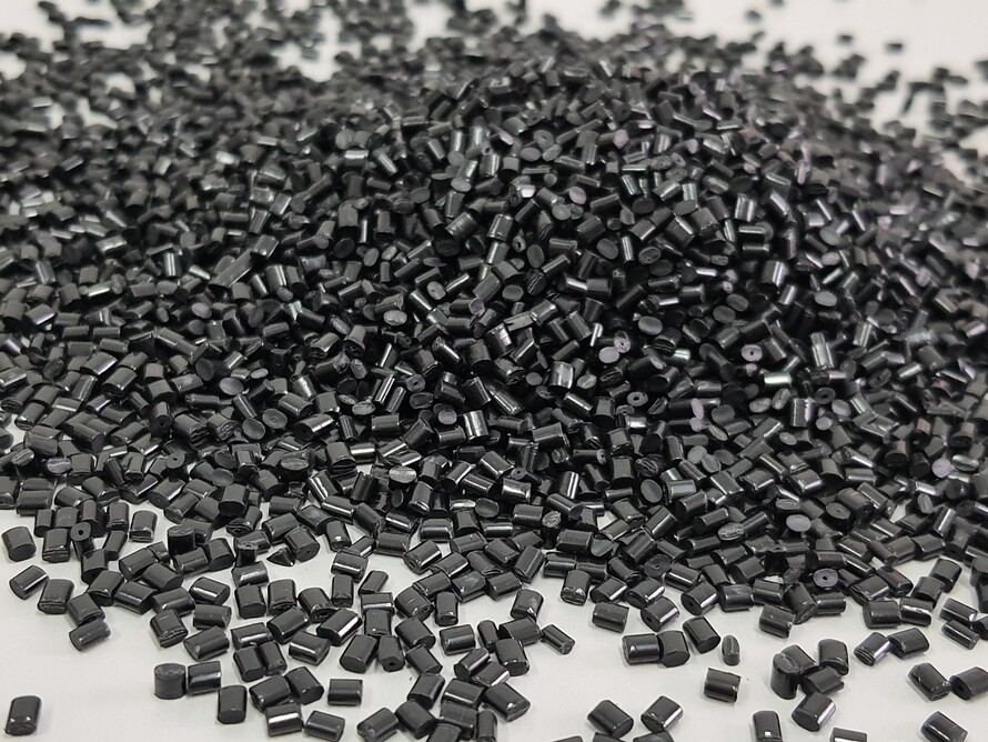Ảnh hạt nhựa ABS tái chế có màu đen