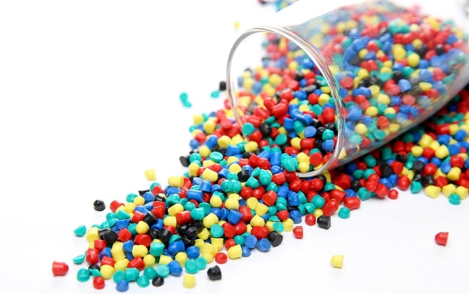 Hạt nhựa màu có thể chứa 20 - 75% chất tạo màu