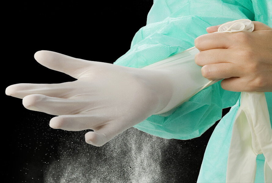 Cần đeo găng tay khi thực hiện nhuộm màu hạt nhựa