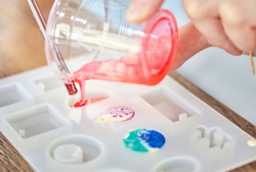 Epoxy resin application in the production of decorative jewelry items