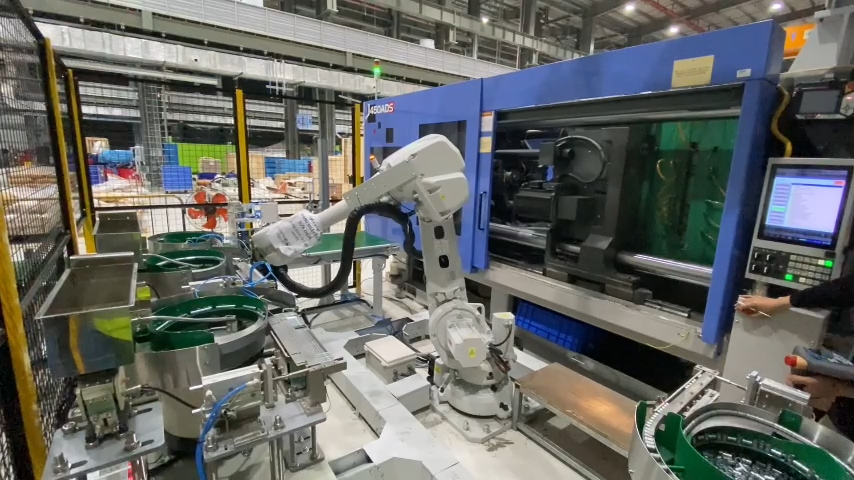 Robotic solution for plastic molding machine automation