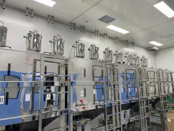 Automatic feeding system for plastic injection factory