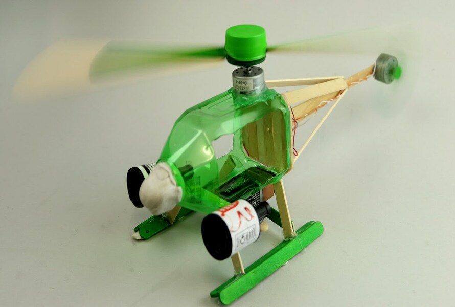 Đồ chơi máy bay trực thăng tái chế từ chai nhựa